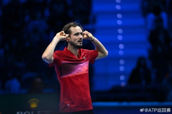 ATP总决赛梅德韦德夫首胜保出线希望 辛纳两连胜
