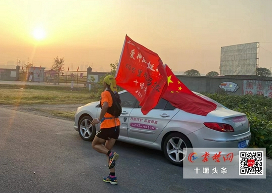 518千米！国庆期间 男子应战  从十堰缓步  到武汉