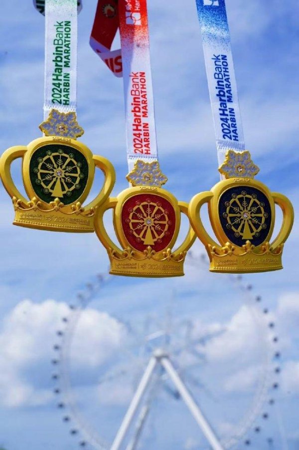 雪花摩天轮为主体 哈尔滨长跑完赛奖牌亮相